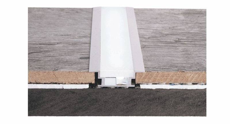 Querschnitt eines Bodenprofils mit integriertem Kabelkanal zwischen zwei Holzplatten. Bodenstruktur und Befestigung sichtbar.