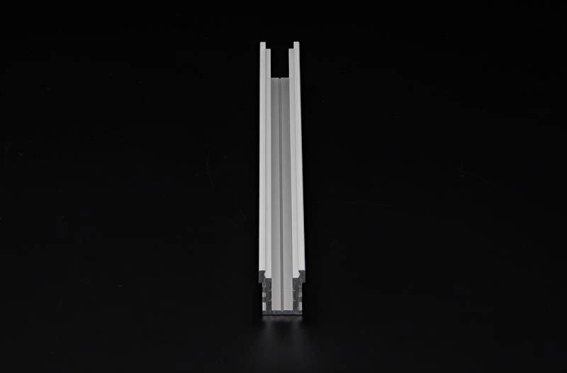 Ein silbernes Aluminiumprofil vor einem schwarzen Hintergrund. Das Profil hat eine H-förmige Schiene, typisch für industrielle Anwendungen.