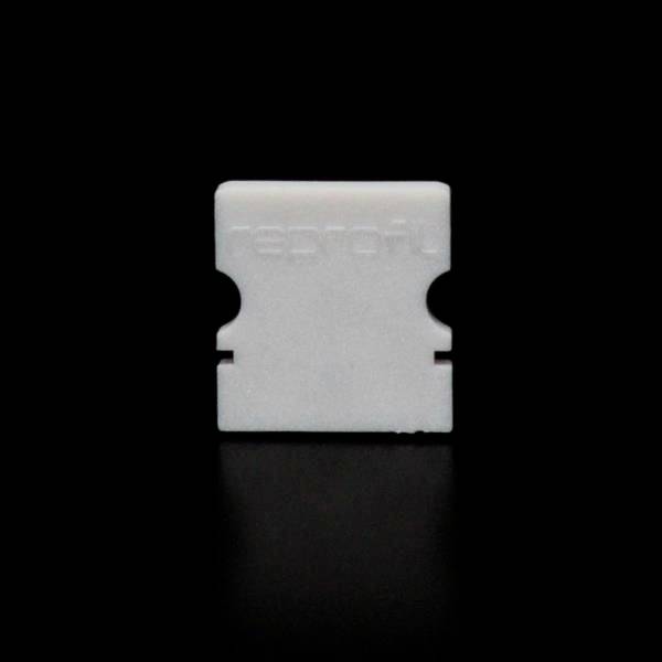 Eine weiße Plastikfolie mit Aufschrift auf schwarzem Hintergrund.