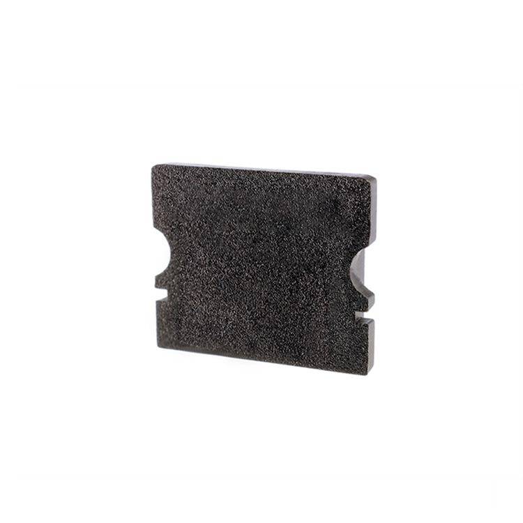 Ein rechteckiges, schwarzes Gummiteil mit Kerben an den Seiten, möglicherweise ein stoßabsorbierendes Industriekomponentenstück.