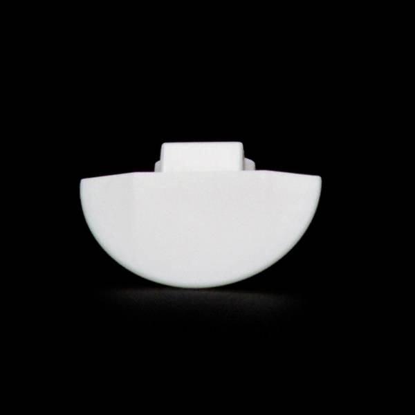 Ein halbrundes, weißes Objekt vor schwarzem Hintergrund. Es sieht aus wie ein kleiner, minimalistischer, geometrischer Gegenstand.