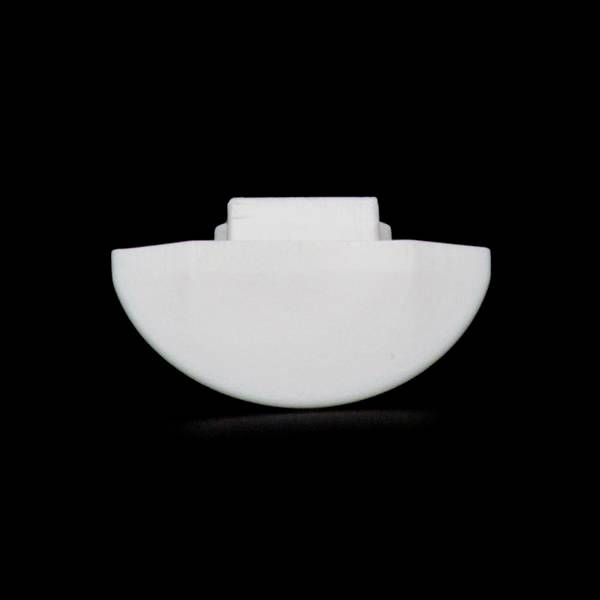 Ein weißes, halbkreisförmiges Objekt vor schwarzem Hintergrund.