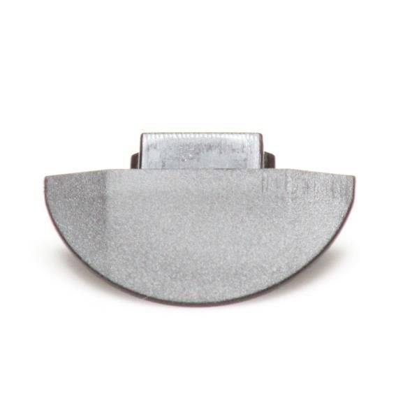 Ein grauer, halbkreisförmiger Metallgegenstand auf weißem Hintergrund; Funktion und Kontext nicht ersichtlich.