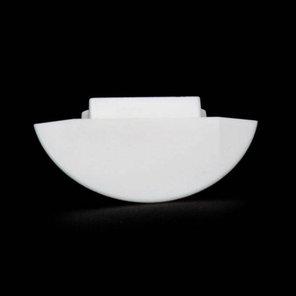 Ein weißer Halbkreis aus Kunststoff auf schwarzem Hintergrund.