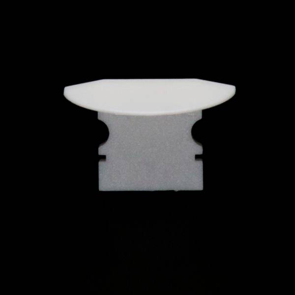 Ein einzelnes, silbernes Rasierklingenblatt vor schwarzem Hintergrund ist frontal sichtbar.