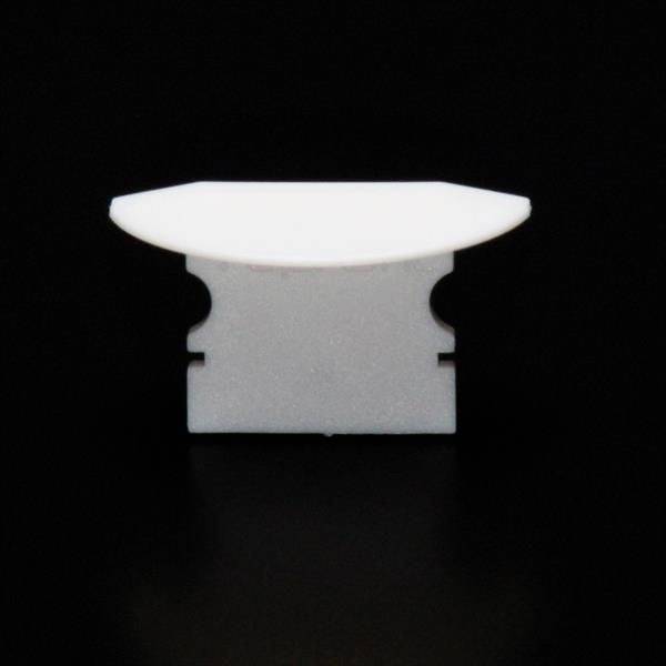 Ein weißes Rasierklingenblatt aufrecht gegen einen schwarzen Hintergrund, bei dem das klare Design und die Schärfe im Mittelpunkt stehen.