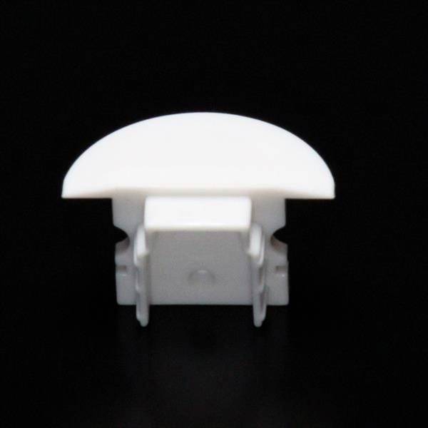 Weiße Kunststoffkappe vor schwarzem Hintergrund. Sie hat eine abgerundete Oberseite und wird vermutlich als Abdeckung verwendet.