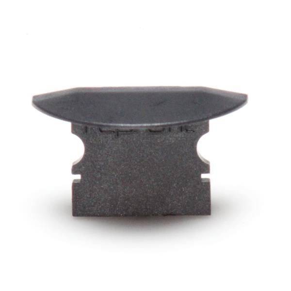 Eine schwarze, flache Rasierklinge aus Metall auf weißem Hintergrund, zentral positioniert.