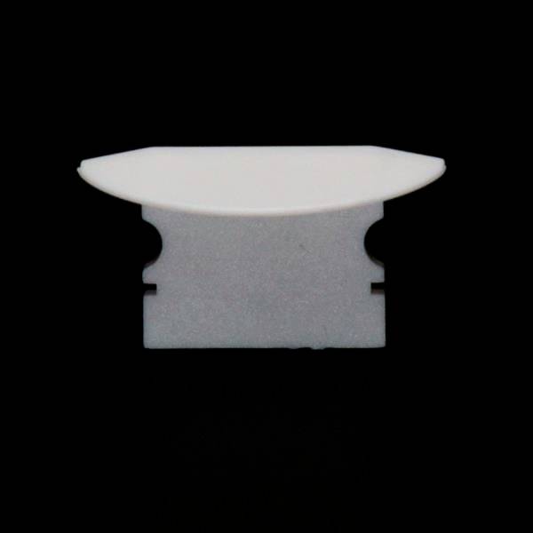 Ein einzelnes weißes Rasierklingenblatt vor schwarzem Hintergrund.