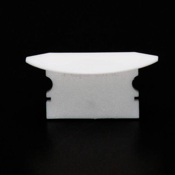 Ein weißes Rasierklingenschutz aus Kunststoff vor schwarzem Hintergrund.