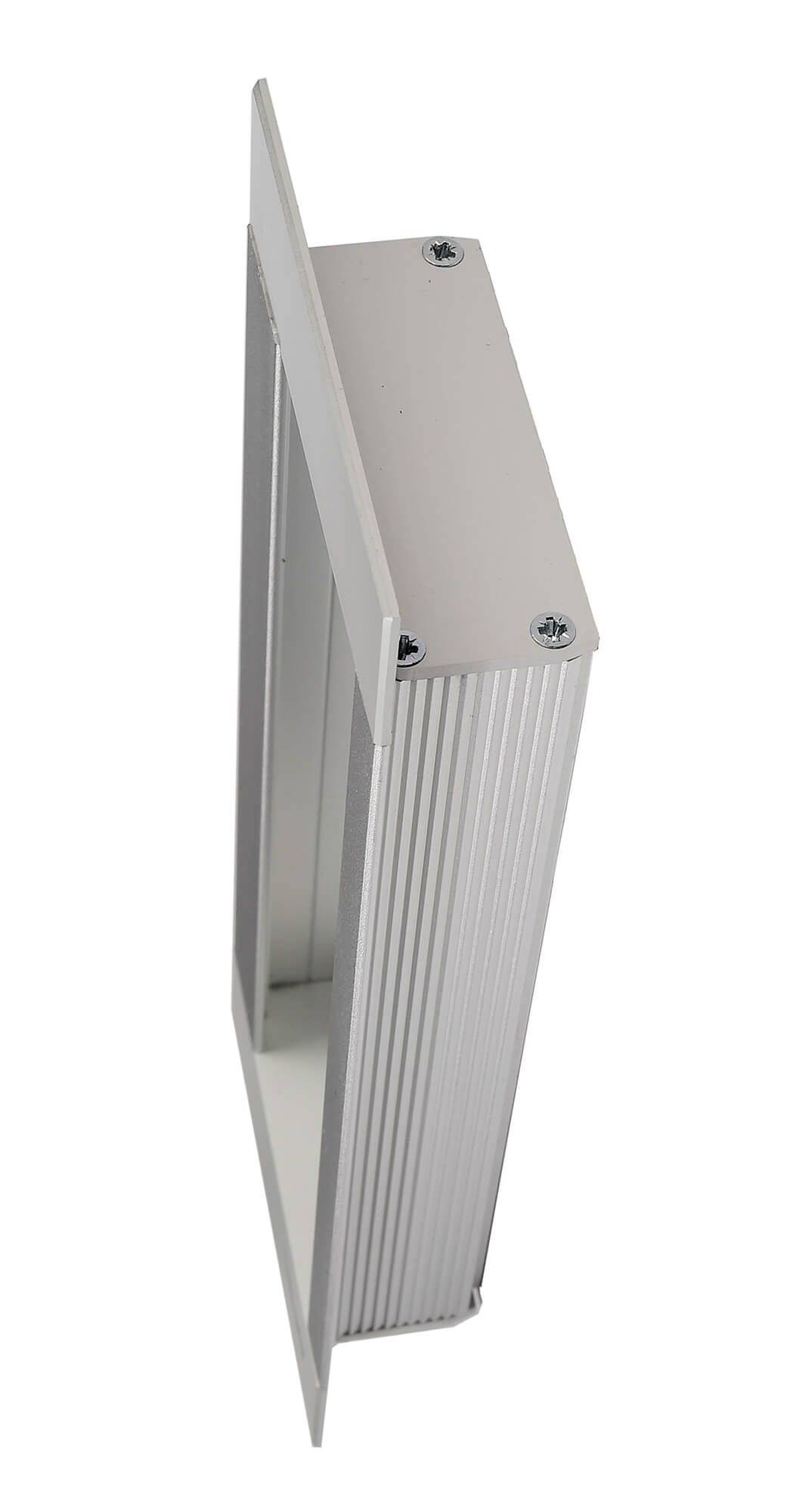 Metallischer Briefschlitz in seitlicher Ansicht mit vier Schrauben an der Oberseite und geriffelter Rückseite.