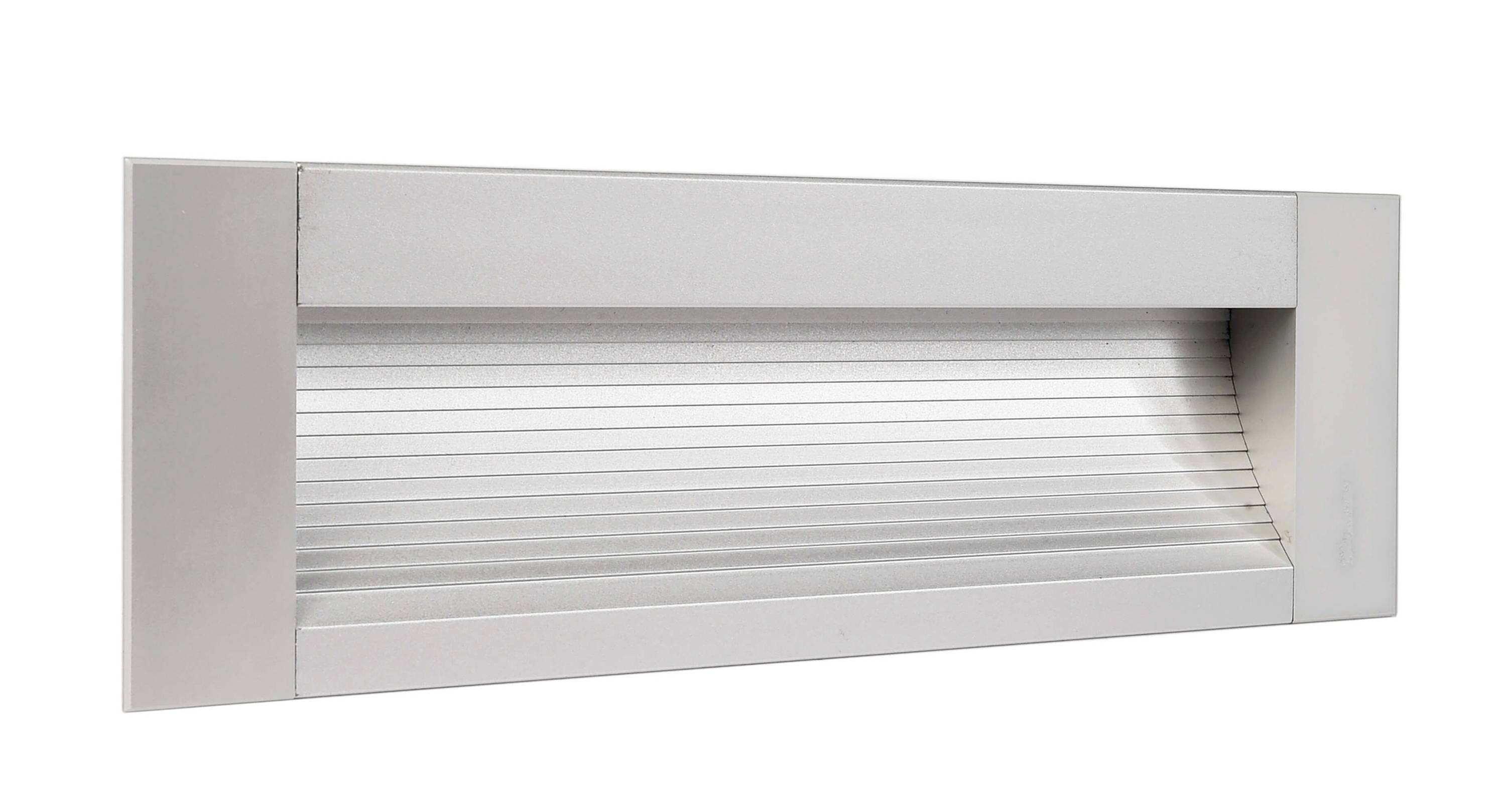 Silberner, rechteckiger Belüftungsschlitz mit horizontalen Lamellen, geeignet für Wände oder Türen zur besseren Luftzirkulation.