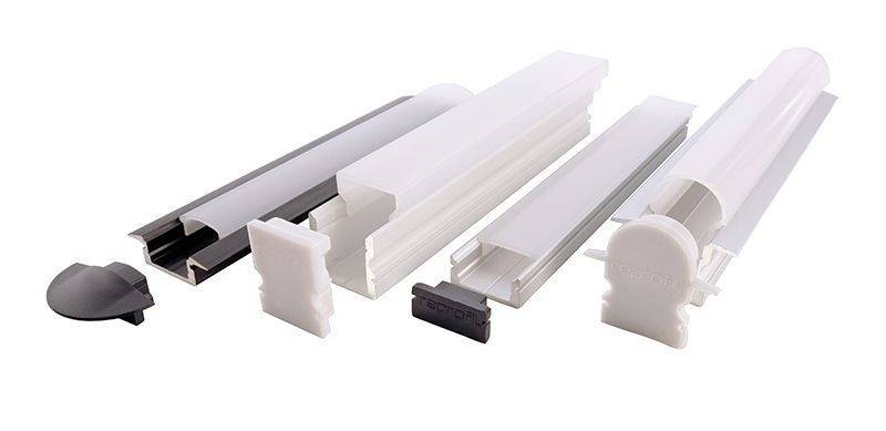 Verschiedene weiße und schwarze Aluminiumprofile und Abdeckungen für LED-Streifen, aufgereiht nebeneinander in einer Produktansicht.