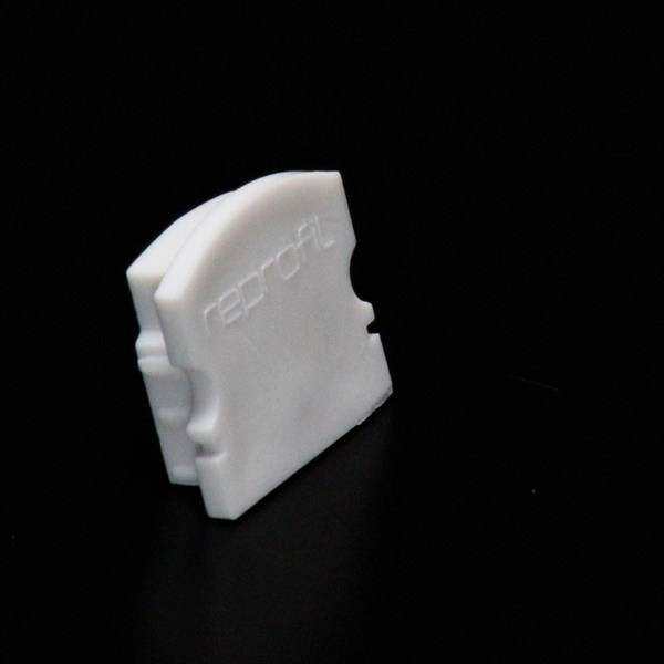 Weißer Kunststoffabzieher auf schwarzem Hintergrund, verwendet zur Reinigung oder Glättung von Oberflächen.