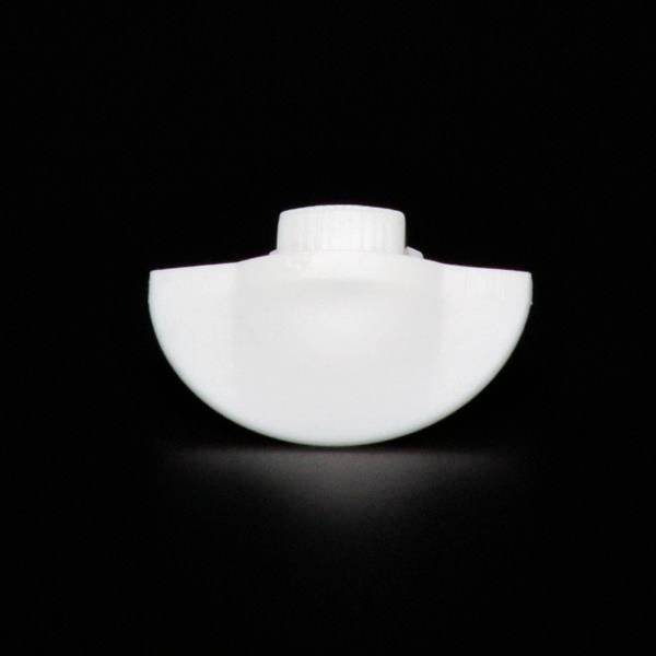 Ein weißer, runder Plastikverschluss auf schwarzem Hintergrund, zentral positioniert.