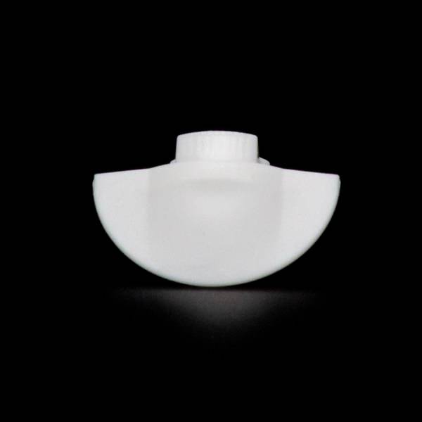 Weiße Plastikverschraubung mit teilkreisförmiger Basis vor schwarzem Hintergrund.