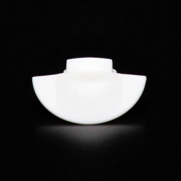 Weiße Halbkugel vor schwarzem Hintergrund.