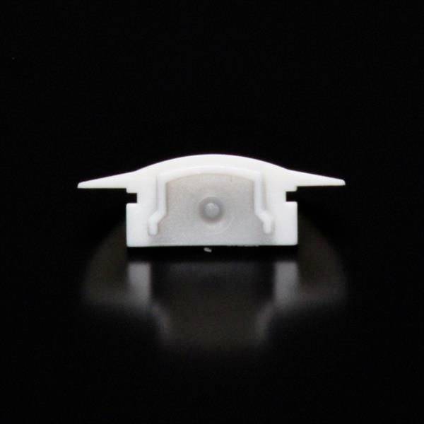 Eine kleine, weiße Kunststoffhalterung mit zwei seitlichen Flügeln, aufgehoben auf schwarzem Hintergrund.