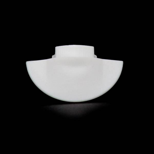 Ein weißer, halbkreisförmiger Knopf mit geriffelter Oberfläche auf schwarzem Hintergrund; möglicherweise ein Teil eines Geräts.