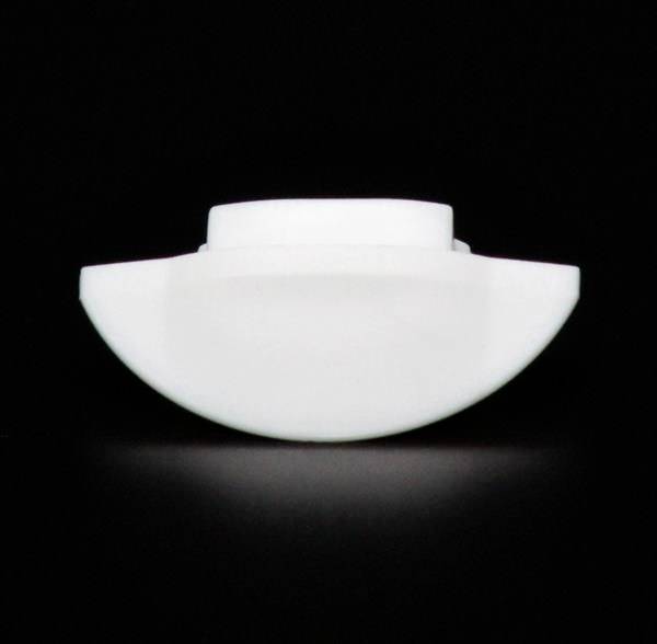 Ein weißer Halbkreis mit flacher Oberseite vor schwarzem Hintergrund; könnte ein abstraktes Objekt oder Design sein.