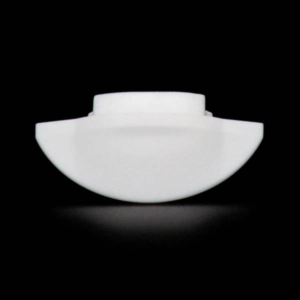 Ein weißes, halbmondförmiges Objekt auf schwarzem Hintergrund, das an einen modernen Türgriff oder ein minimalistisches Designaccessoire erinnert.