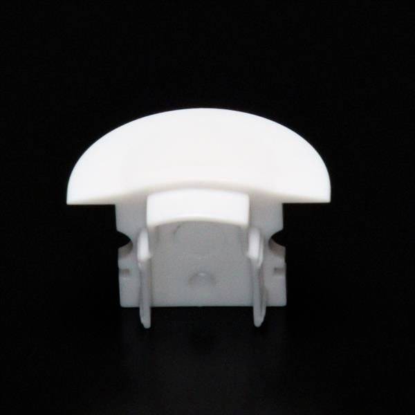 Kleiner, weißer Kunststoffclip vor schwarzem Hintergrund. Halbmondförmige Oberseite, geeignet zum Befestigen von Kabeln.