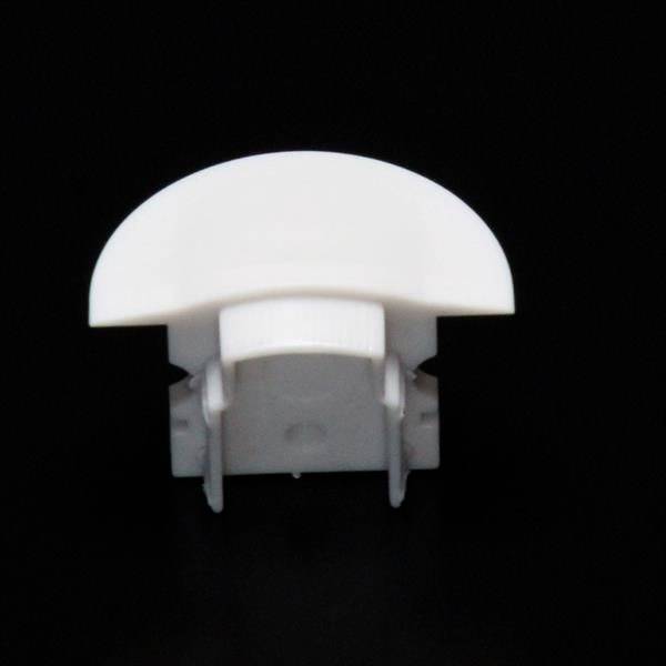 Weißer, halbrunder Kunststoffgegenstand mit zwei Haken unten, wahrscheinlich ein Verschluss oder Teil einer Halterung vor schwarzem Hintergrund.