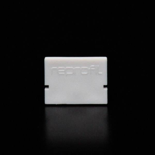 Ein weißer, rechteckiger Gegenstand auf schwarzem Hintergrund mit der Aufschrift 'reprofit'.