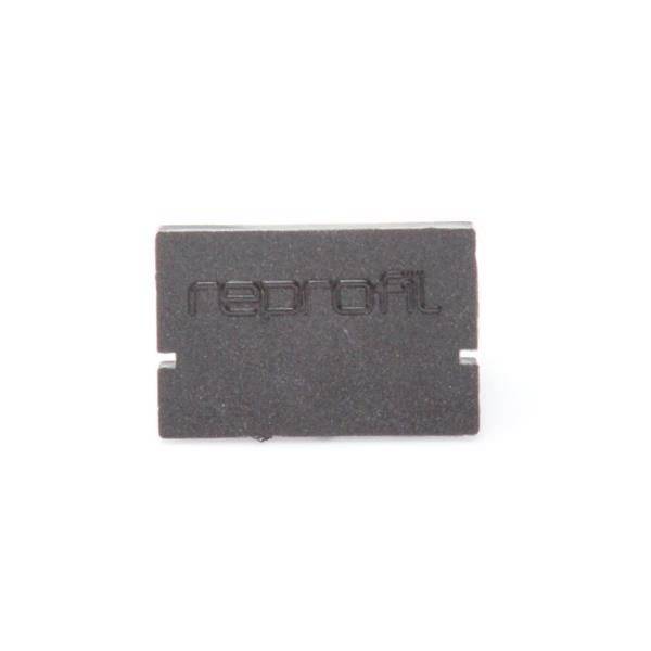 Eine schwarze Kunststoffkappe mit der erhabenen Aufschrift 'reprorfil' in der Mitte.