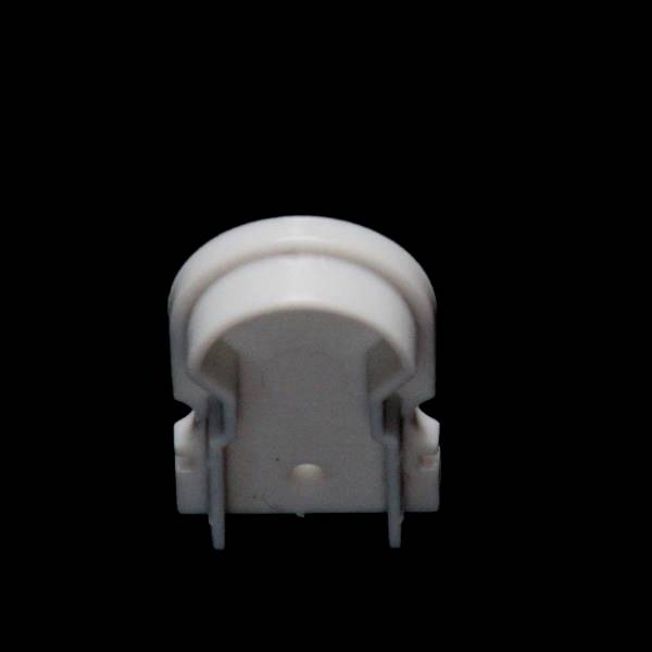 Ein weißes, steckbares Kunststoffbauteil mit zwei Metallkontakten vor schwarzem Hintergrund, möglicherweise ein elektrischer Adapter.