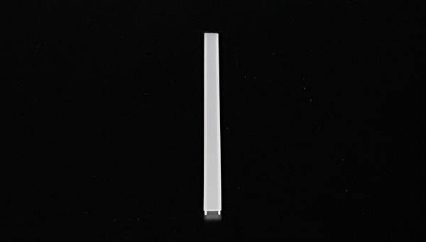 Ein einzelner weißer Stab auf schwarzem Hintergrund, zentral angeordnet.