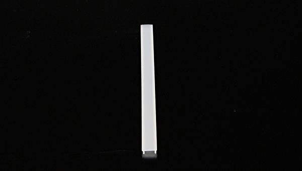 Ein einzelner, vertikaler, weißer Stab auf schwarzem Hintergrund, mittig im Bild platziert.