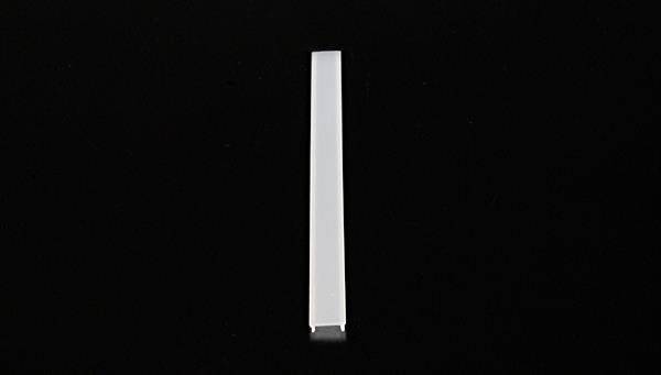 Ein langer, weißer Plastikstreifen auf schwarzem Hintergrund.