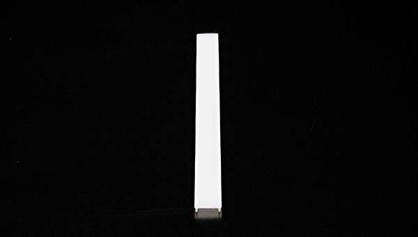 Weiße rechteckige Säule auf schwarzem Hintergrund.