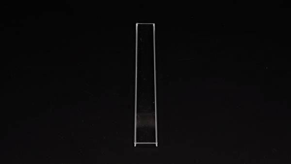 Durchsichtige rechteckige Glasscheibe vor einem schwarzen Hintergrund, zentriert im Bild.