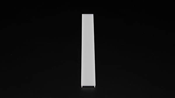 Ein weißer, rechteckiger Streifen auf schwarzem Hintergrund, zentral im Bild positioniert. Der Zweck ist unklar.