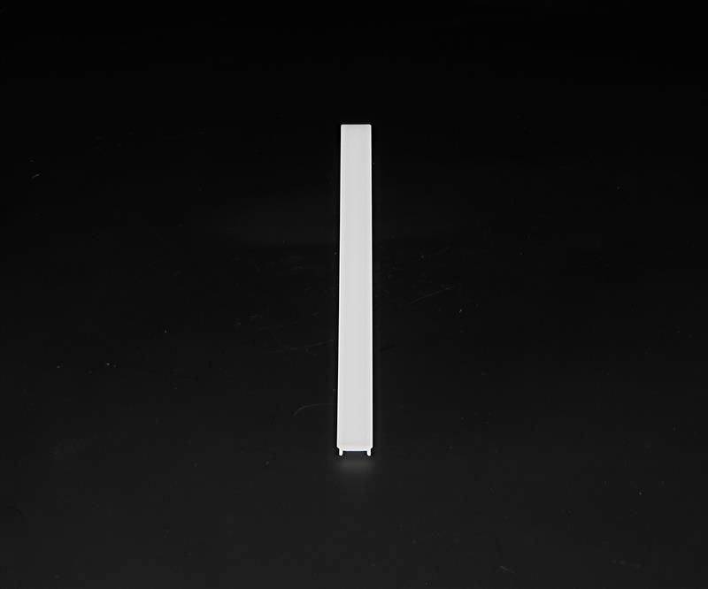 Ein einzelner weißer Stab steht vertikal auf schwarzem Hintergrund.