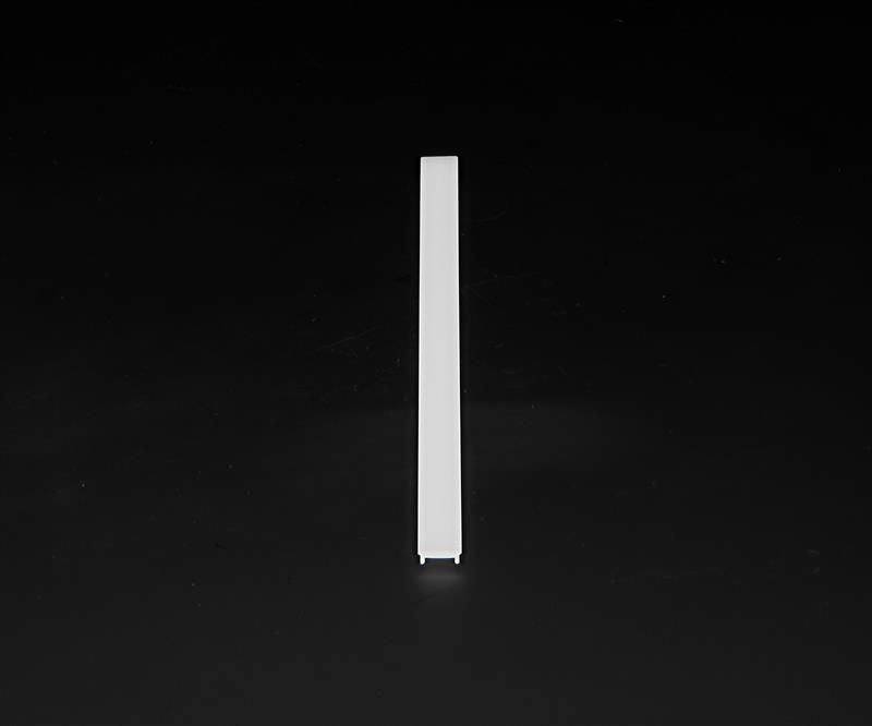 Ein weißer, vertikaler Balken steht in der Mitte eines schwarzen Hintergrundes. Der Gesamteindruck ist minimalistisch und schlicht.