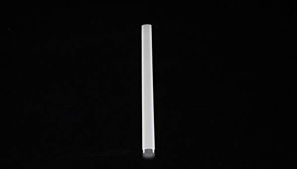 Ein einzelnes weißes Rohr auf schwarzem Hintergrund.