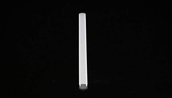 Ein einzelner weißer Plastiktrinkhalm liegt auf schwarzem Hintergrund.