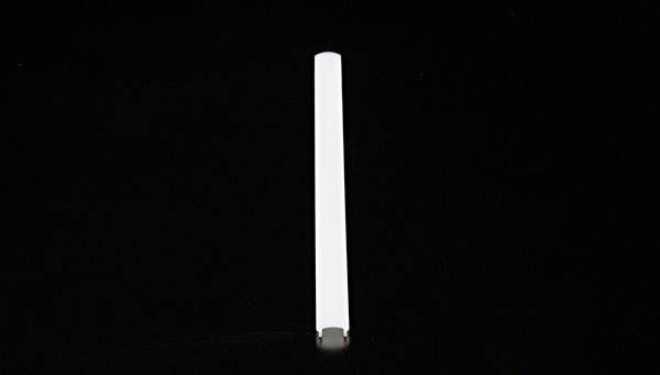 Ein langer, schmaler, weißer Streifen auf schwarzem Hintergrund.