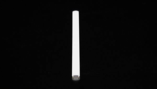 Ein langer, vertikaler, weißer Streifen auf schwarzem Hintergrund.