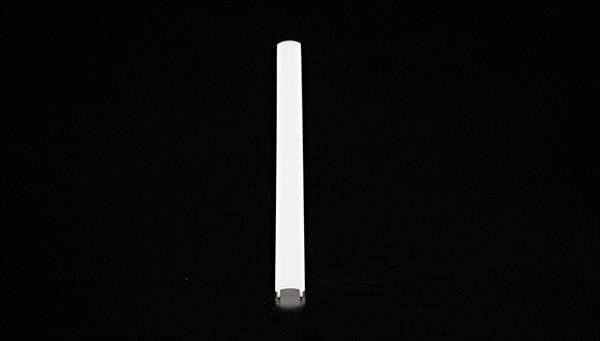 Ein weißer, vertikaler Stab steht aufrecht vor einem schwarzen Hintergrund.
