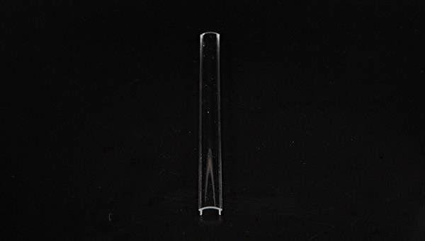 Glasröhrchen auf schwarzem Hintergrund.