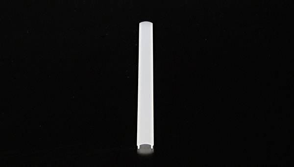 Ein weißer Plastikzylinder liegt auf einem schwarzen Hintergrund.