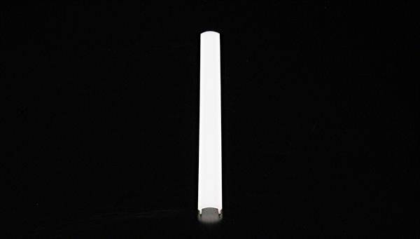 Ein langer, schmaler, weißer Stab auf schwarzem Hintergrund.