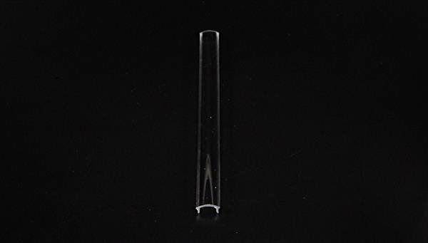 Ein einzelnes, vertikales Reagenzglas gegen einen schwarzen Hintergrund.