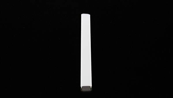 Eine weiße, schmale rechteckige Leiste auf schwarzem Hintergrund.