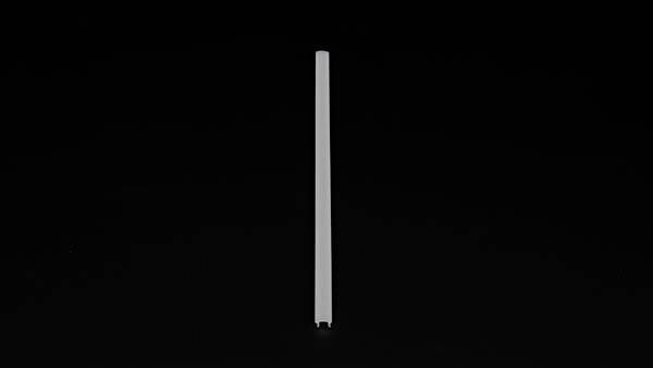 Ein einzelner, vertikaler, grauer Stab auf schwarzem Hintergrund.