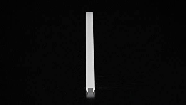 Ein weißer, vertikaler Streifen auf schwarzem Hintergrund, zentriert im Bild.